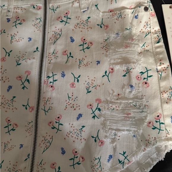 Tinseltown Floral White Mini Skirt - Picture 3 of 6